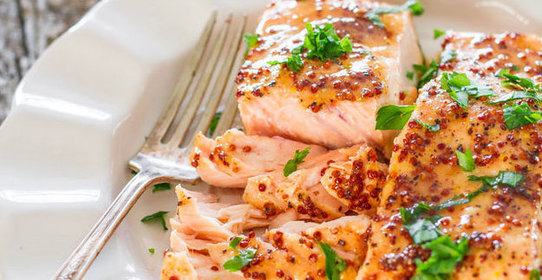 Стейк лосося с кленовым сиропом и горчицей