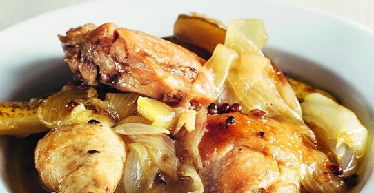 Курица с грушами в луково-медовом соусе