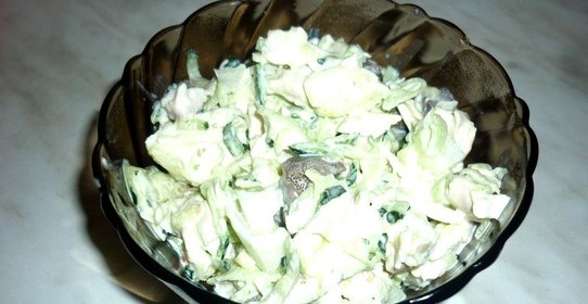 Салат из куриной грудки с огурцом и маслятами