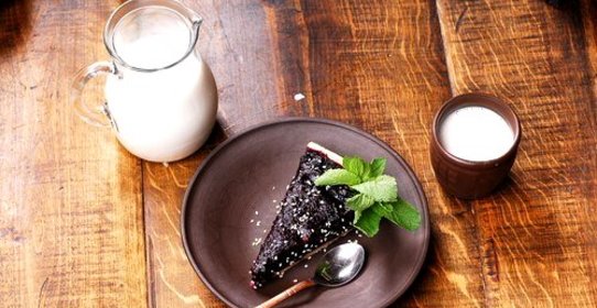 Летний пирог с черешней, сливами и смородиной по‑французски