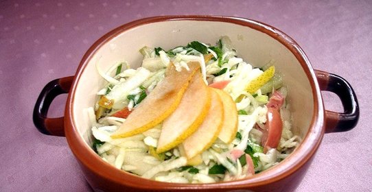 Салат из капусты с грушей и сосисками