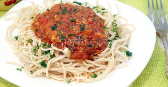 Спагетти с томатным соусом и базиликом