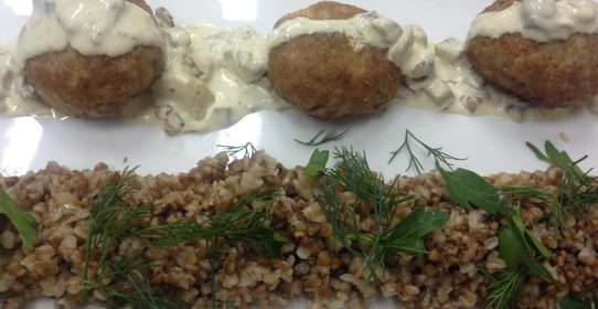 Котлетки из трех видов мяса с гречневым ризотто и соусом из лесных грибов