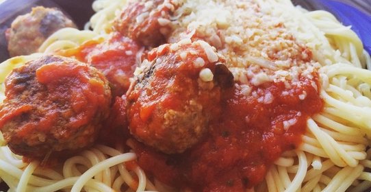 Спагетти с мясными шариками в томатном соусе