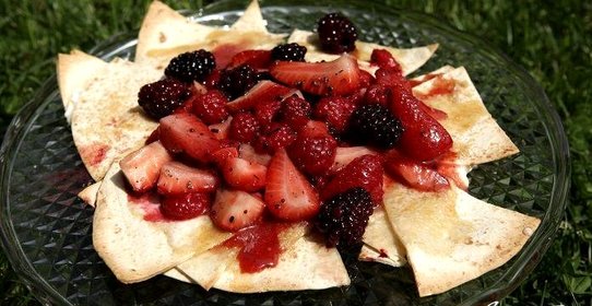 Сладкая тортилья с клубникой, малиной и ежевикой