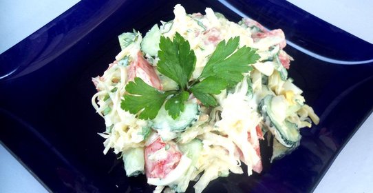 Овощной салат со сметаной и яйцом