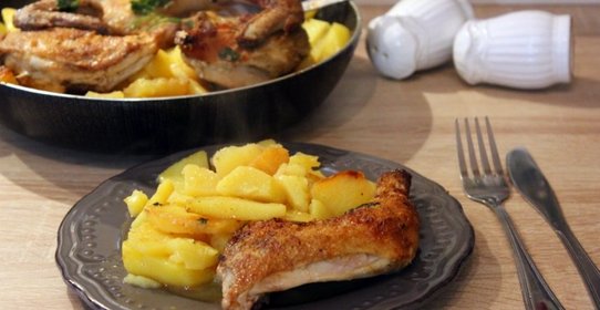 Цыпленок тушеный с картофелем в сковороде