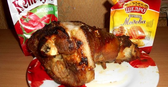 Свиная рулька под соусом из меда с горчицей