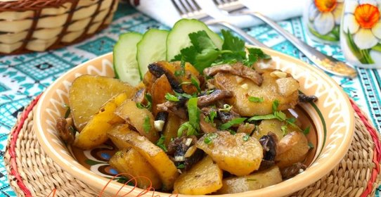 Картошка и шампиньоны тушёные в сметане