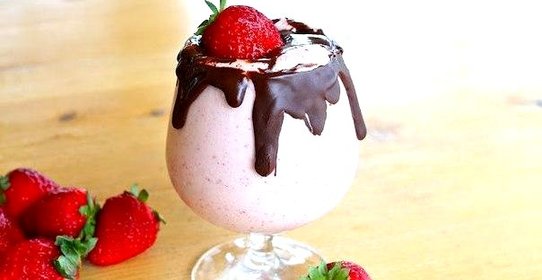 Клубничный коктейль в шоколаде