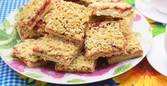 Быстрое печенье с малиновым джемом