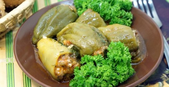 Десерт с персиками и малиновым пюре