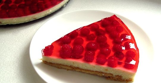 Творожно-малиновый торт