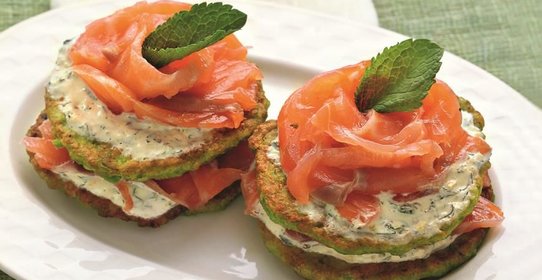 Гороховые оладьи с копченым лососем