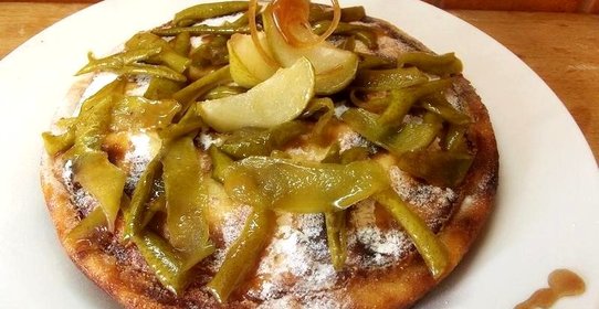 Творожный пирог с карамелизированной грушей