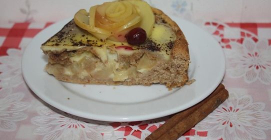 Яблочная шарлотка с печеньем и заливкой