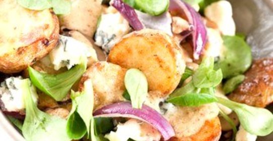 Теплый картофельный салат с маслинами, фетой и мятой