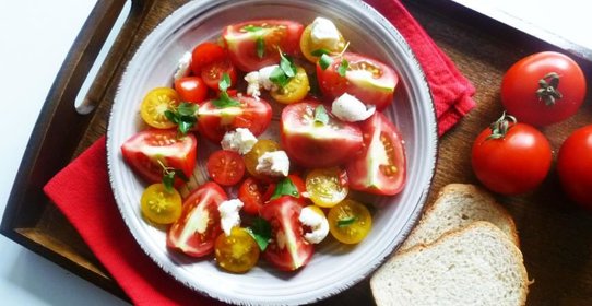 Салат из помидоров и моцареллы