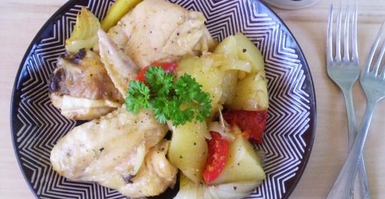 Курица с картошкой и овощами в духовке