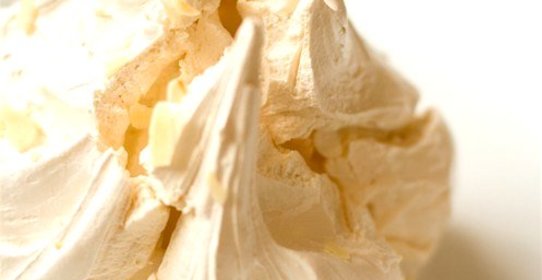 Безе с сахарной пудрой