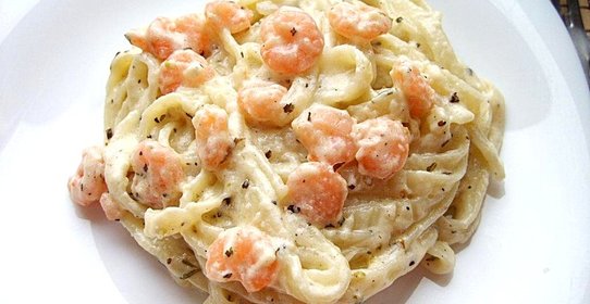 Спагетти с креветками в сливках