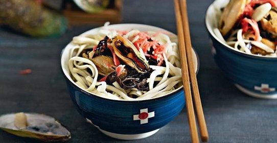 Лапша с водорослями и мидиями