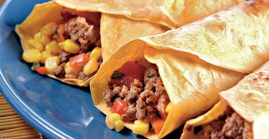 Тортильяс с кукурузно-мясной начинкой и овощной сальсой