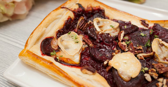 Пирог со свеклой и козьим сыром