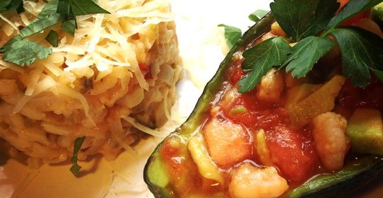 Ризотто с креветками и салатом из авокадо