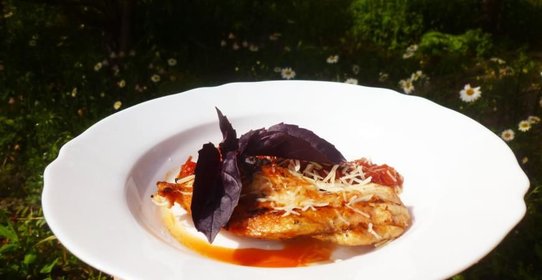 Куриная грудка на гриле с томатно-базиликовым соусом и пармезаном