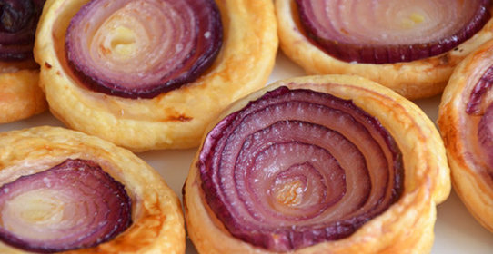 Слойки с красным луком