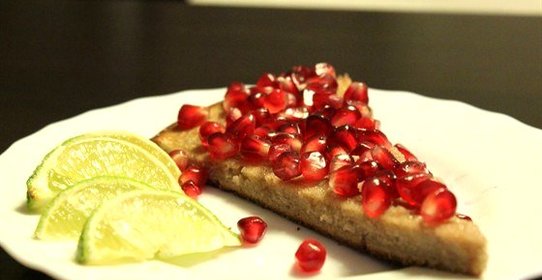 Тонкий гранатовый пирог с глазурью из лайма