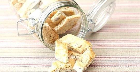 Бискотти с розмарином и пармезаном