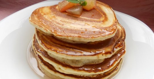 Сладкие оладьи с яблочным сиропом