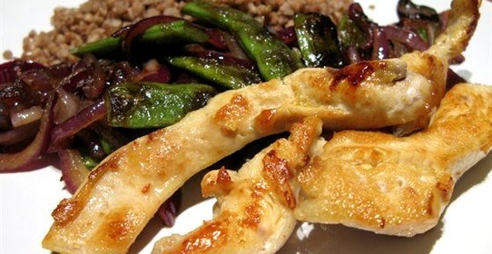 Куриное филе с зеленой фасолью и гречневой крупой