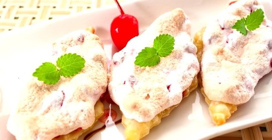 Слоенки с брусникой