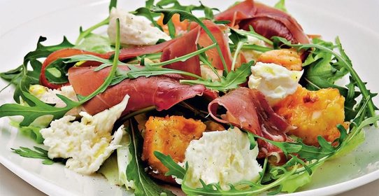 Салат из персиков с моццареллой