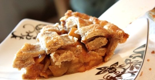 Карамельный пирог с орехами