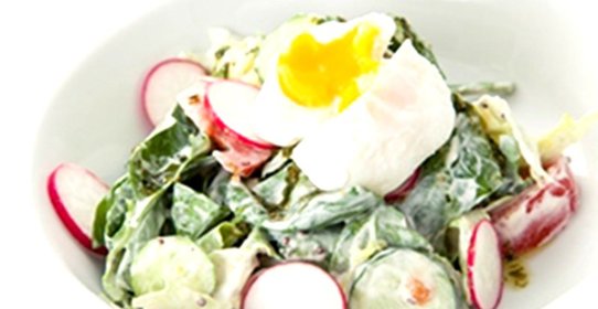 Весенний салат с редисом и яйцом пашот