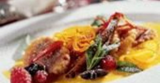 Ягодные равиоли с соусом, корицей и апельсином