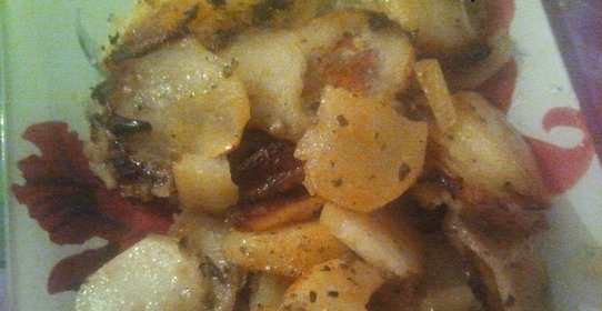 Жаренный картофель с сушенным базиликом