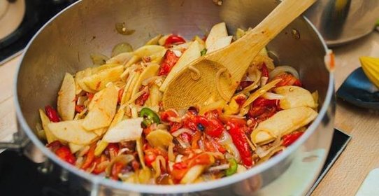 Салат из жженых перцев и яблок