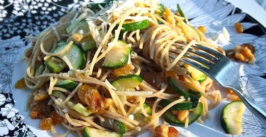Спагетти с цуккини, грецкими орехами и изюмом