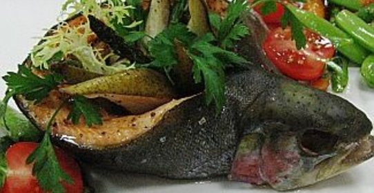Форель, фаршированная креветками, грушей и спаржей, подкопченная на ольховых опилках