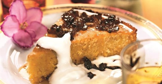 Пирог из кускуса со сметаной и финиковым сиропом