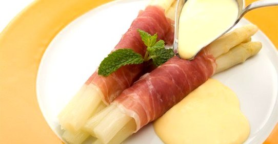 Рулет из панчетты и спаржи