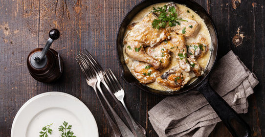 Курица в сливочно-сырном соусе с травами