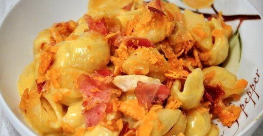 Макароны с беконом и сыром