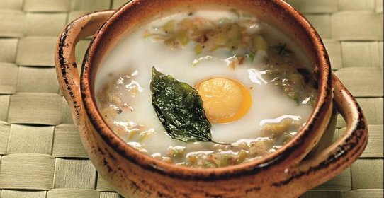 Яйца в горшочках с луком-пореем