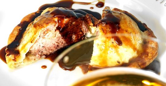 Пирог с уткой и соусом из стаута